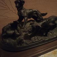 scena caccia cani in ferma su starna in bronzo