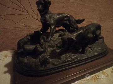 scena caccia cani in ferma su starna in bronzo
