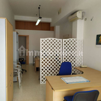 Locale uso ufficio luminoso arredato