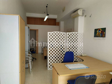 Locale uso ufficio luminoso arredato