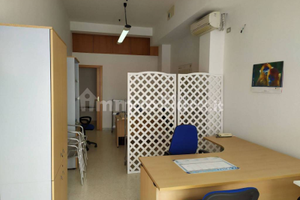 Locale uso ufficio luminoso arredato