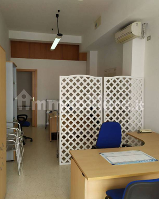 Locale uso ufficio luminoso arredato