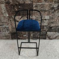 Sgabello alto con seduta in velluto color blu.