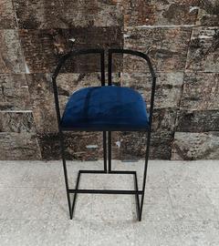 Sgabello alto con seduta in velluto color blu.