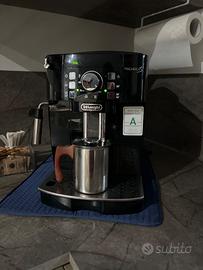 Macchina da caffè e cappuccini