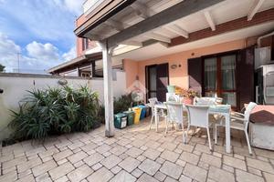 VILLA A SCHIERA A LIZZANELLO