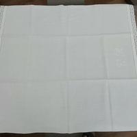 Asciugamani antico in lino con pizzo e iniziali