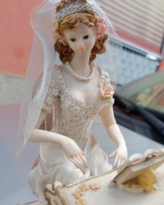 Statuina raffigurante una sposa pianista
