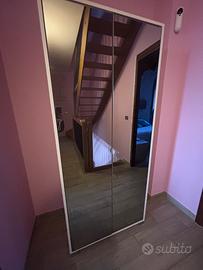 Mobile multifunzionale con specchiera esterna