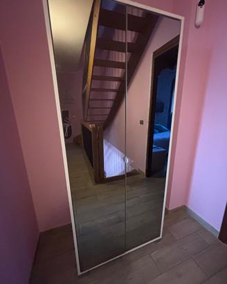 Mobile multifunzionale con specchiera esterna