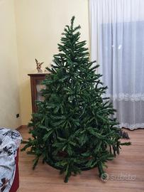 albero di natale e rispettivi addobbi