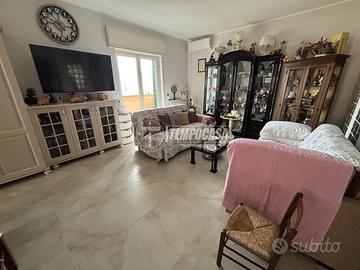 QUADRILOCALE IN PICCOLO CONTESTO PRIVATO