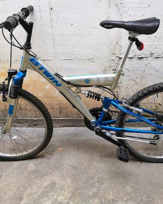 bicicletta MTB media misura. 