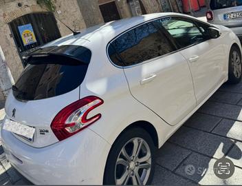 Peugeout 208 1.2 vti allure automatic