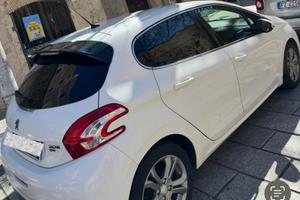 Peugeout 208 1.2 vti allure automatic