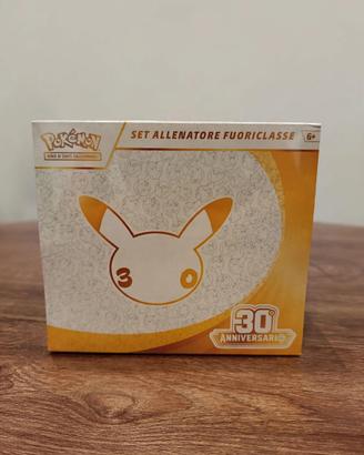 Pokemon ETB 30° Anniversario Set Allenatore sigill