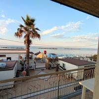 Bicamere primo piano sul MARE