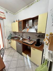 Cucina con tavolo e sedie