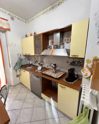 Cucina con tavolo e sedie