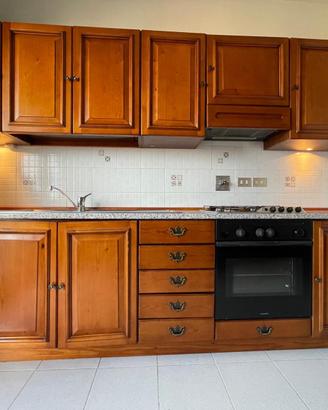 Cucina in legno con forno e piano cottura