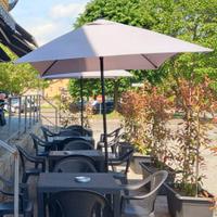 tavoli e sedie con 2 ombrelloni 