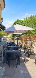 tavoli e sedie con 2 ombrelloni 