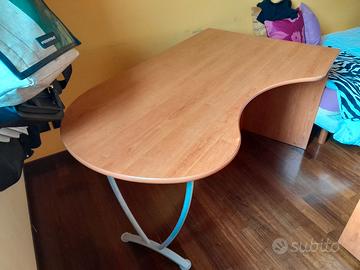 scrivania in legno con sagoma