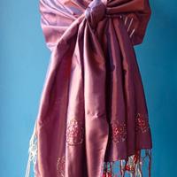 Foulard elegante con applicazioni