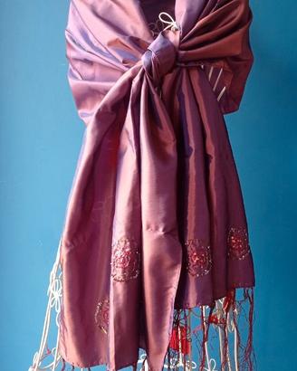 Foulard elegante con applicazioni