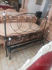 Elegante letto matrimoniale 
