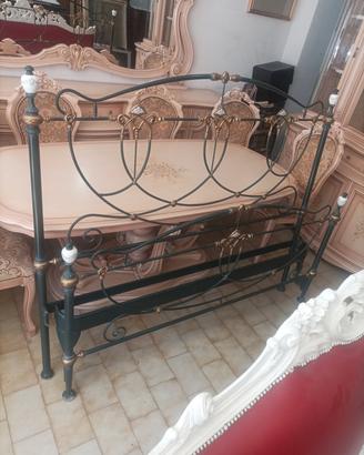 Elegante letto matrimoniale 