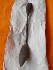 Antico utensile in ferro battuto Cucchiaio doppio