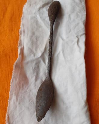 Antico utensile in ferro battuto Cucchiaio doppio