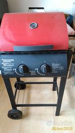 Barbecue a gas con piastre e griglie carne pesce