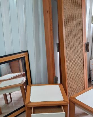 letto in legno più comodini più sedia più specchio