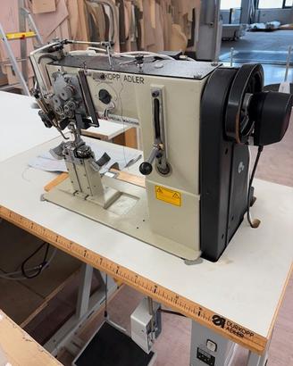 Macchina da cucire professionale Durkopp. Adler