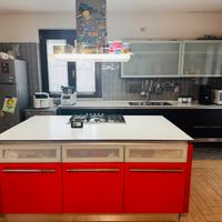 Cucina moderna  con isola centrale della stosa