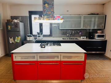 Cucina moderna  con isola centrale della stosa