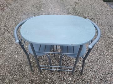 piccolo tavolino con sedie da terrazzo o giardino