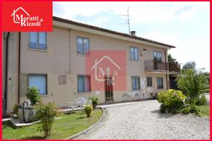 Spaziosa CASA ACCOSTATA con giardino