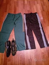 due pantaloni e un paio di scarpe 