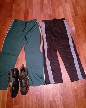 due pantaloni e un paio di scarpe 