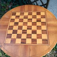 tavolino treppiedi intarsiato con scacchiera 