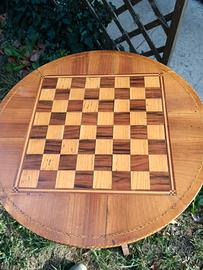 tavolino treppiedi intarsiato con scacchiera 