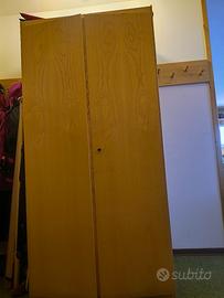 armadio in legno con due ante 