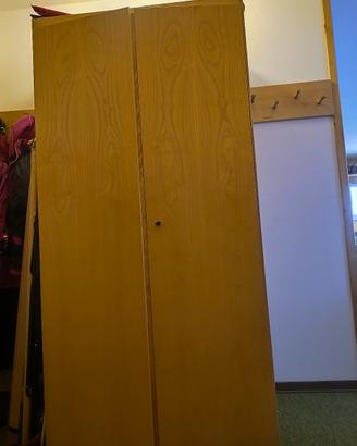 armadio in legno con due ante 