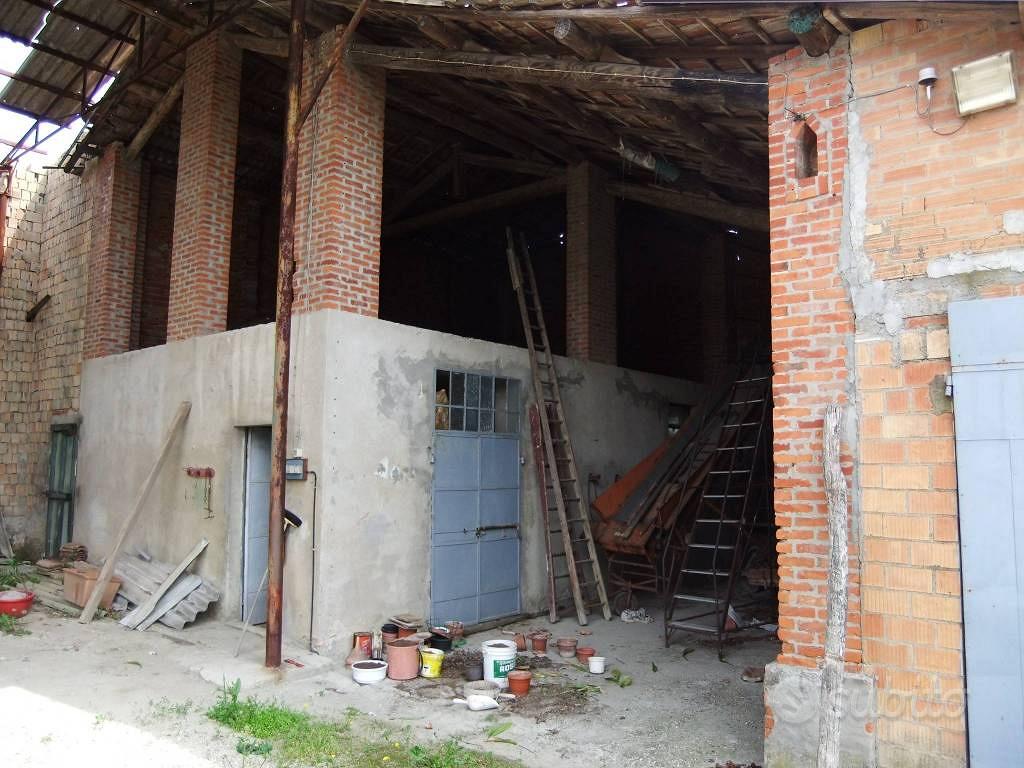 Rustico / Casale di 150 m² con 4 locali e box auto - Vista 2