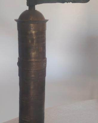 antico macinino in bronzo