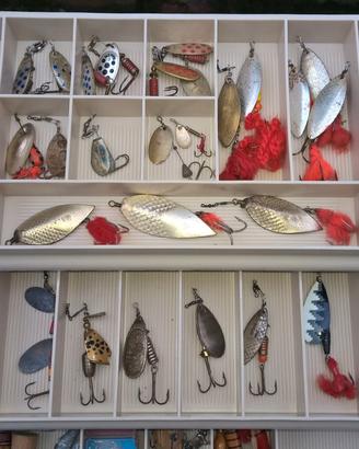 cassetta da pesca con esche vintage da collezione 