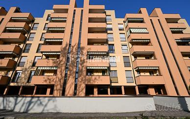 4 LOCALI IN CENTRO CON BOX E CANTINA